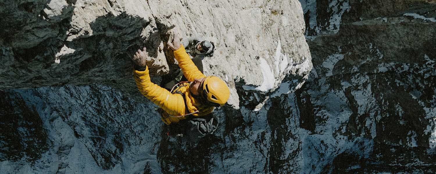Kletterer unterwegs am Felsen mit der NXT-Kollektion