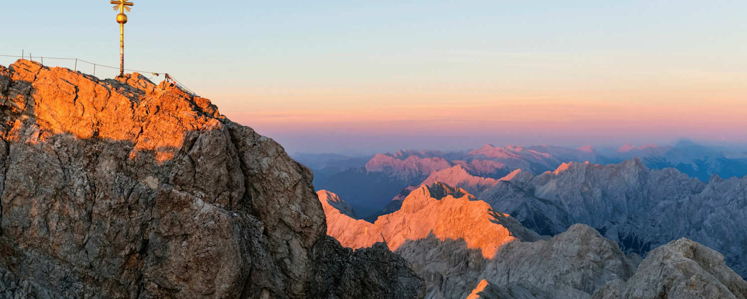 Blick über den Gipfel der Zugspitze ins Wettersteingebirge in Bayern