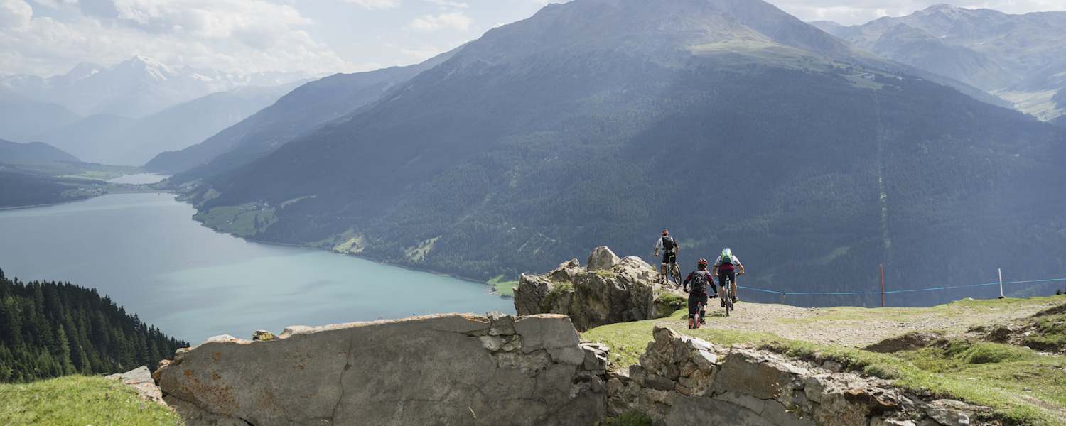 Tirol Werbung Great Trails Nauders, drei biker unterwegs in den bergen