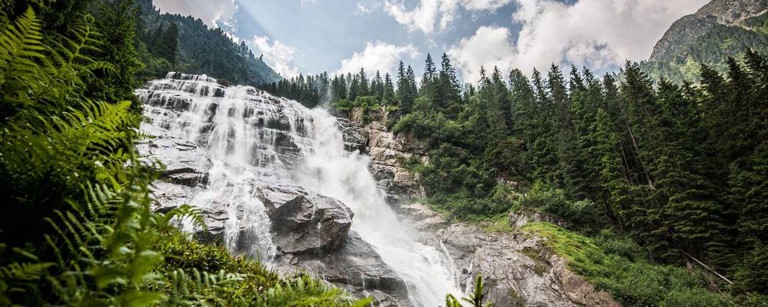 Der imposante Grawa Wasserfall als zentrales Element des WildeWasserWeges im Stubaital