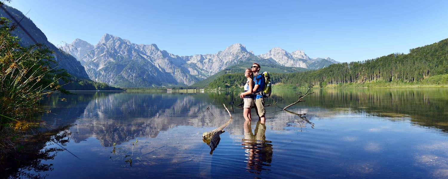 Der Almsee mit dem Toten Gebirge im Hintergrund