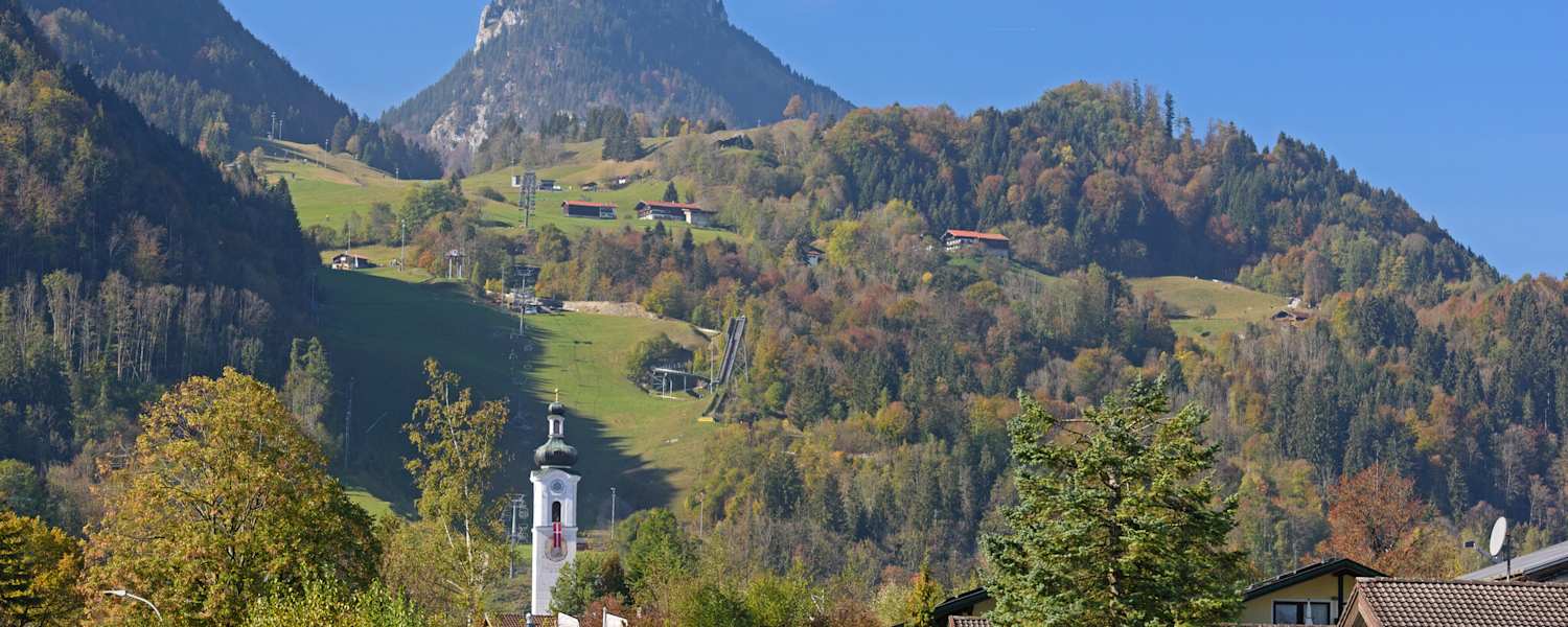 Blick auf Kirchturm, Hocheck und Brünnstein