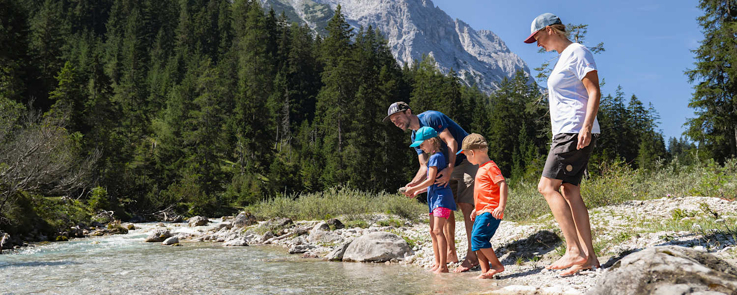Familienwanderung im Gaistal: Familie an Leutascher Ache
