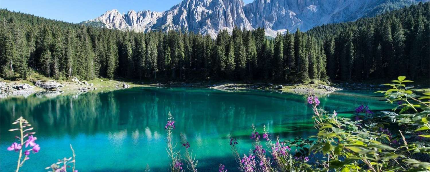 Der Karer See mit dem Latemar im Hintergrund