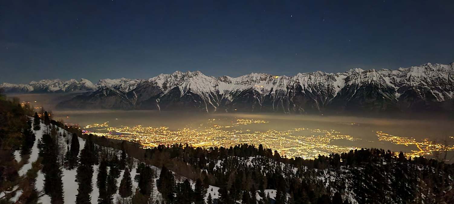 Blick von Boscheben auf das nächtliche Innsbruck
