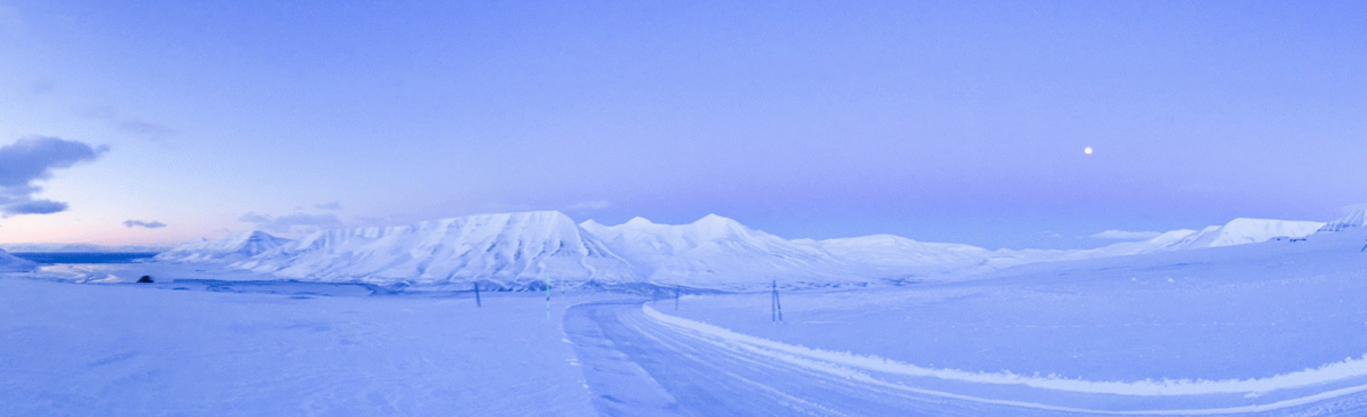 Blaue Stunde in Spitzbergen, einem der nördlichsten bewohnten Gebiete der Welt