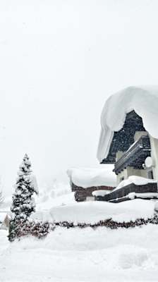 Tief verschneite Hausdächer in Saalbach-Hinterglemm im Pinzgau, Salzburg