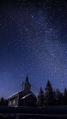 Gutensteiner Alpen im Winter: Milchstraße über „Maria Einsiedl“ in Niederösterreich
