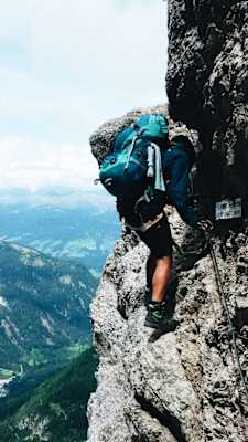 Ana's Way West: Ana Zirner beim Klettersteiggehen im Schlern-Rosengarten