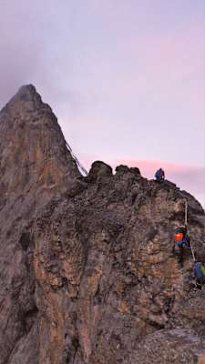 Aufstieg über die Türme des Grates im sanften Morgenrot