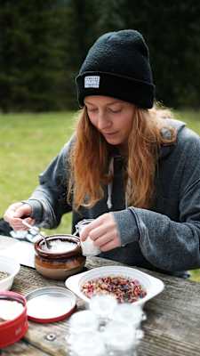 Burton-Camp: Verarbeitung der gesammelten Kräuter