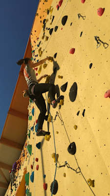 Sonngrit Böhme an der Außenwand der KletterBar Hannover