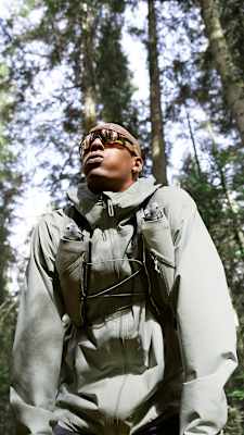 Jacke: Adidas Terrex via Zalando; Rucksack: Salomon via Zalando, Sonnenbrille: Oakley via Zalando