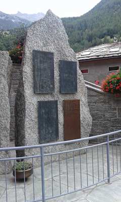 Bergführerdenkmal in St. Niklaus mit insgesamt sieben Bronzetafeln