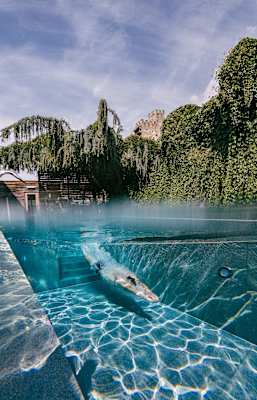 Ein Mann schwimmt in der Erlebnistherme Naturns.