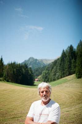 Roland: Bergführer und Lehrer. Neben unzähligen Erstbesteigung auf den Gipfeln dieser Welt, ist er Autor historischer Sachbücher. Scheut das Meer und Wasser.