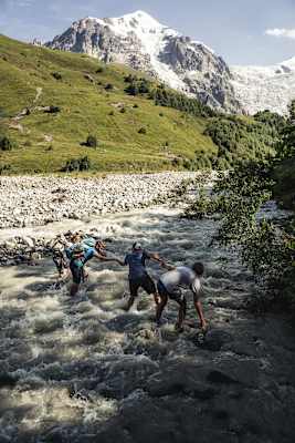 Auf dem Weg nach Iprari mussten wir einen Fluss überqueren, das Wasser war eiskalt! 