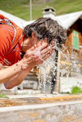 Ein Läufer genießt eine Erfrischung.