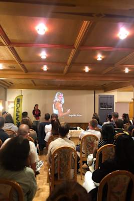 Angelika Rainer bei einem Vortrag