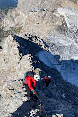Bergsteiger beim Abstieg vom Koppenkarstein