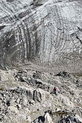 Bergsteiger beim Abstieg vom Koppenkarstein