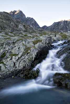 Langzeitbelichtung eines Wasserfalls vom wilden Gradental