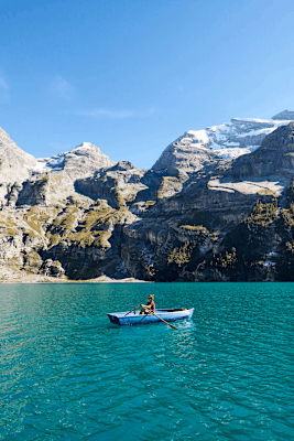Bei einer Bootsrundfahrt auf dem Oeschinensee kann man wundervoll gleiten, eintauchen und abschalten