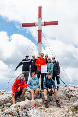 Wandergruppe „Saubere Berge“ am Gipfel des Warschenecks