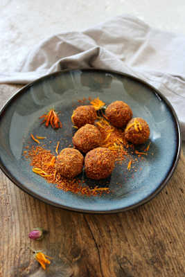 Energyballs mit Hagebuttenpulver ummantelt