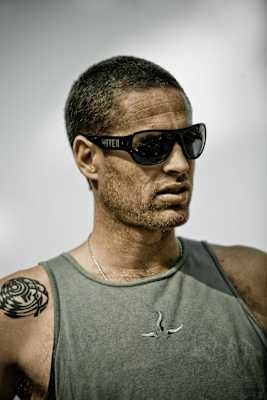 Jimmi: Kletterer. Kein Mensch kennt seinen Nachnamen, dafür hat er spontan eine Rugby-Wette im fünfstelligen Bereich gegen einen berühmt berüchtigten Farmer in Südafrika gewonnen und eine Stripperin geheiratet.