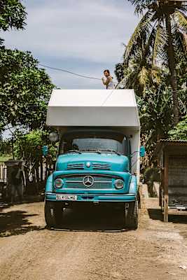 Akela stößt mit seiner Höhe auf einige Hindernisse