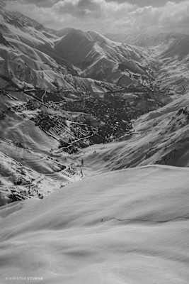 Traumhafte Pulverabfahrt von Dizin nach Darband Sar mit Ausblick nach Shemshak