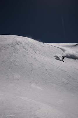 Snowboarder freut sich über den guten Schnee