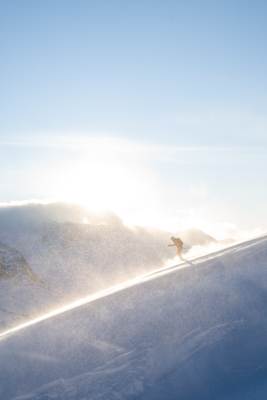 Schwünge im frischen Pulverschnee während des Sonnenuntergangs am Hochplateau des Krippensteins