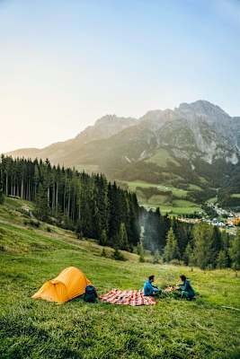 Wildzelten in Salzburg mit Aussicht auf schroffe Gipfel