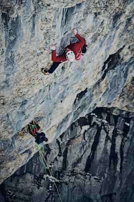 Alex Luger klettert in seiner neuen Erstbegehung The SeventhDirection im Rätikon
