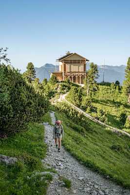 Das Königshaus steht nur wenige Meter von der Berggaststätte entfernt.
