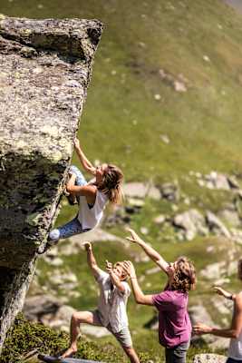 Miriam hat sich einen jungfräulichen Block ausgesucht und ihre Erstbegehung kurzer Hand auf den Namen „Obheben, Olta!“ getauft