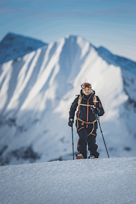Auch Freerider nehmen hin und wieder die Beine in die Hand, um unberührten Powder zu finden