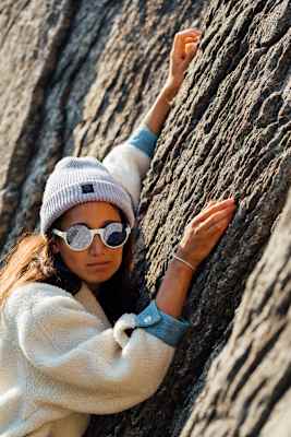 „Urban Stories Bra“ (Ambiletics), Mütze „Atlas Beanie“ (Barts), Sonnenbrille „Marc 302/S“, Jacke „Sherpa Jacket“ (Wrangler)