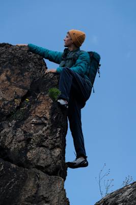 Jacke „PlaivM.“, Hose „TimoteusM.“ und Hemd „LavinaM.“ (alles von Maloja), Mptze „Bonanza Beanie“ (Barts), Rucksack „Aurora“ (Jack Wolfskin)