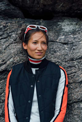 Rollkragenpullover „Harper“ und Hose „Cleo“ (beides von Bogner), Weste „The Keeper Insulated Vest“ (Mons Royale)