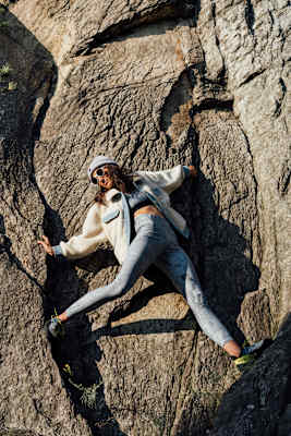 „Urban Stories Leggings“ und „Urban Stories Bra“ (beides von Ambiletics), Mütze „Atlas Beanie“ (Barts), Kletterschuhe „Kataki“ (La Sportiva)