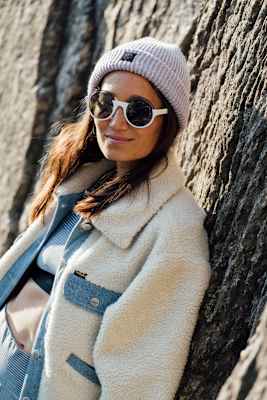 „Urban Stories Bra“ (Ambiletics), Mütze „Atlas Beanie“ (Barts), Sonnenbrille „Marc 302/S“, Jacke „Sherpa Jacket“ (Wrangler)