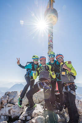 4 glückliche Gesichter, eine strahlende Sonne