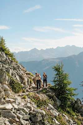 Die Bergsteiger bezwingen den steinigen Weg.