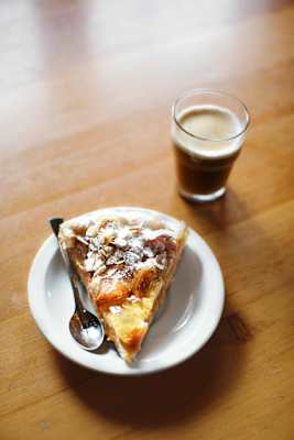 Ein Stück Kuchen mit Kaffee.