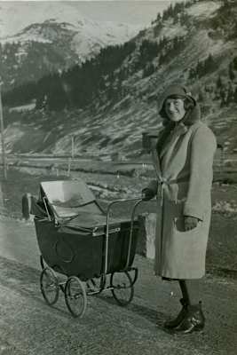 Frau mit Kinderwagen beim Spaziergehen in Lech am Arlberg