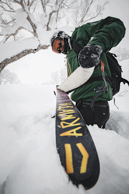 Wer in den Pulverschnee Japans eintauchen will, muss zuerst durch den hüfthohen Powder hiken