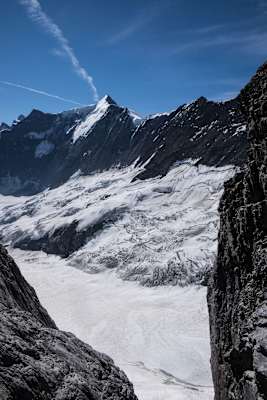 Kleines Fiescherhorn (3.895 m) mit dem Finsteraahorn (4274 m), dem höchsten Berg der Berner Alpen im Hintergrund